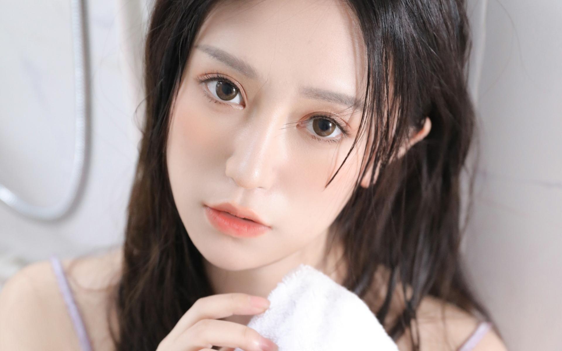 性感美女低胸吊带魅惑撩人居家私房写真