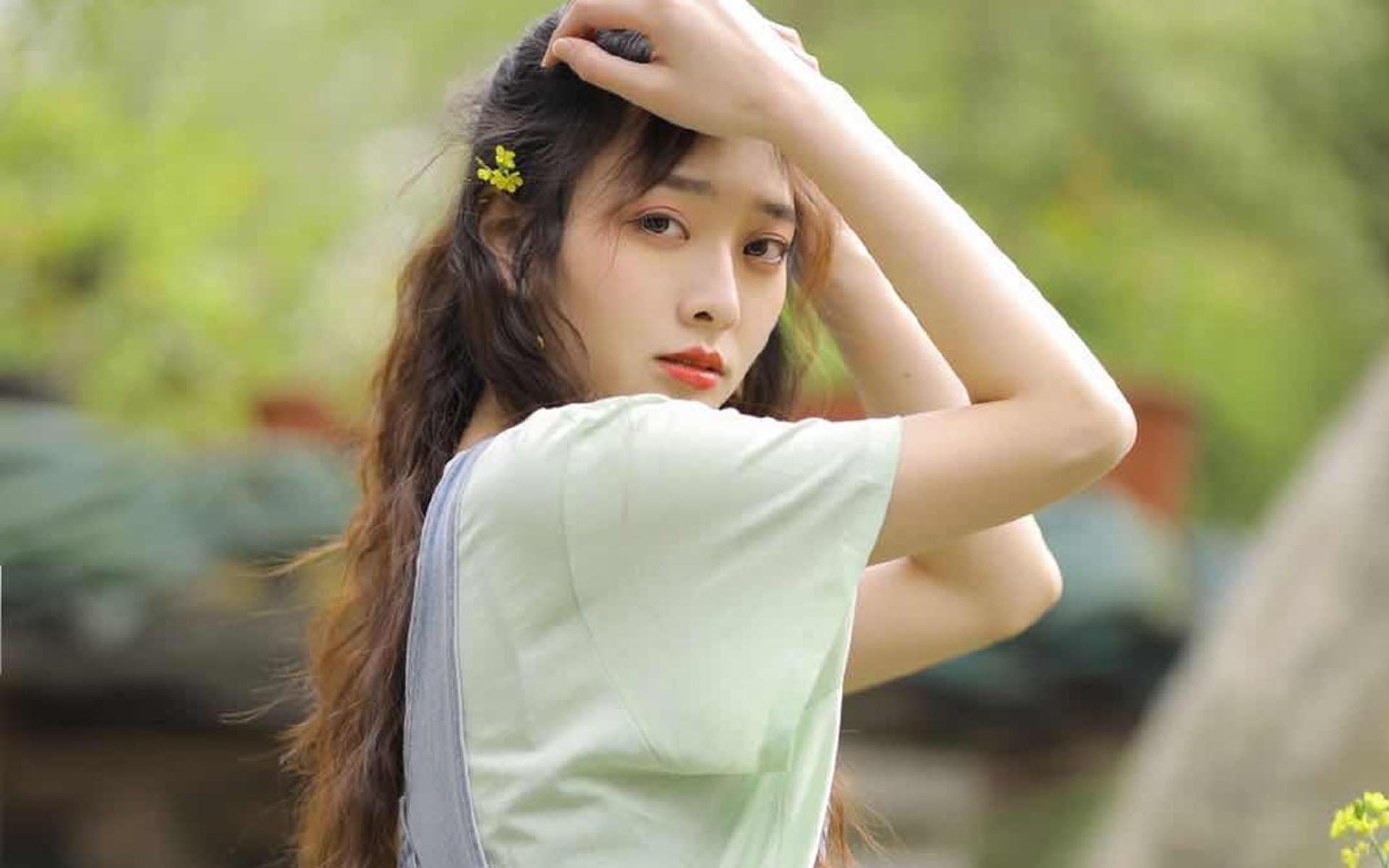邻家少女牛仔背带裤甜美居家私房写真