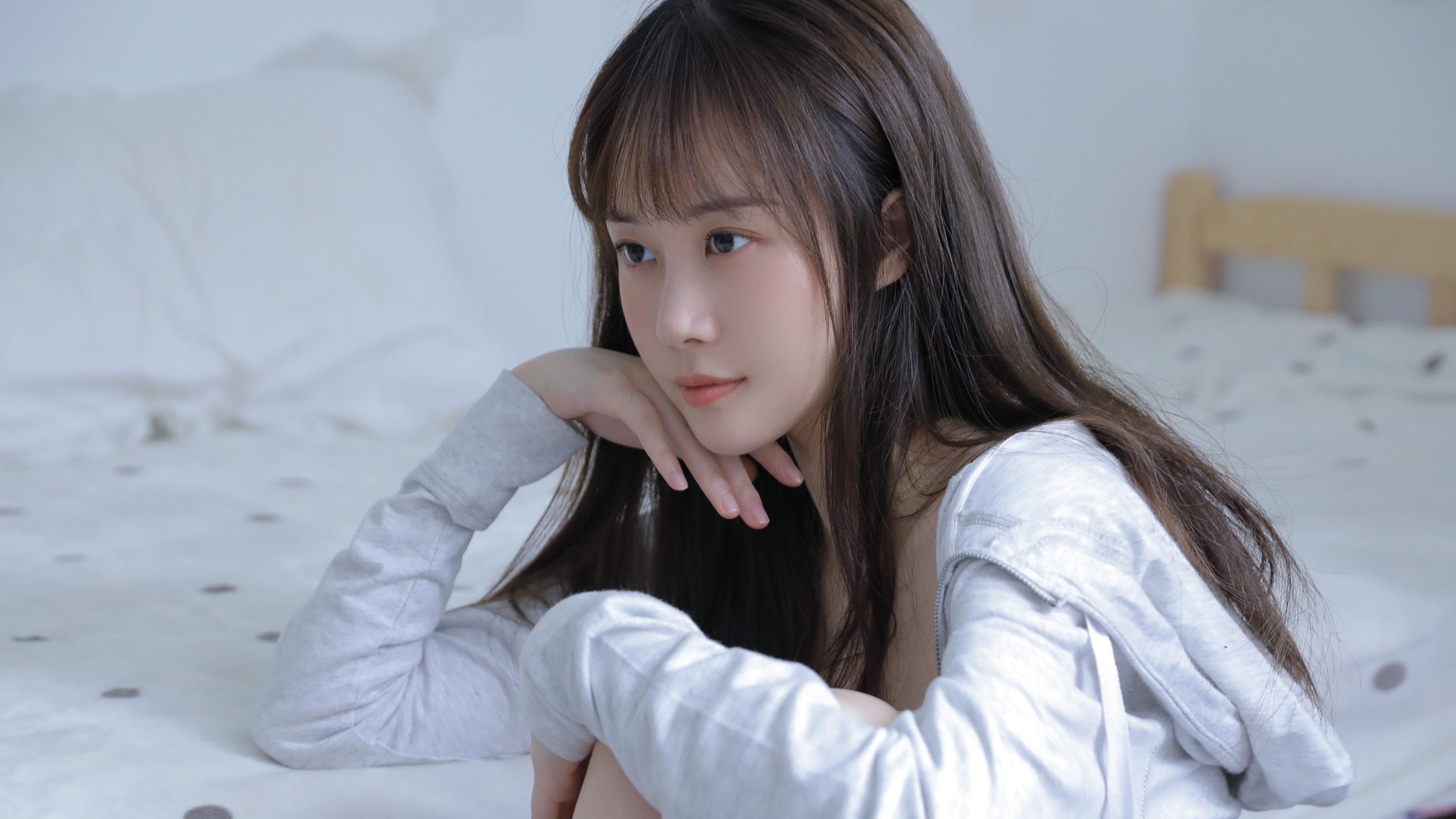 清纯白皙美少女居家诱人写真
