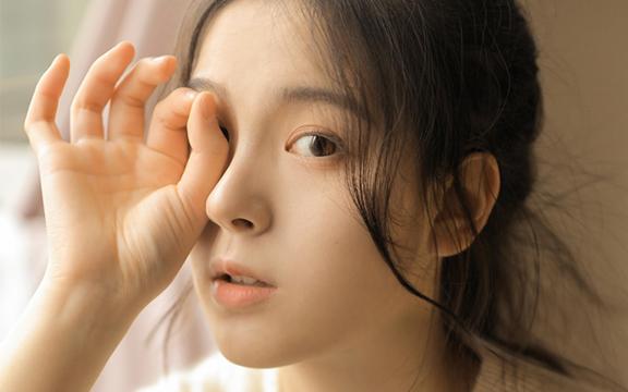 牛仔背带裤美女清纯粉嫩居家私房写真