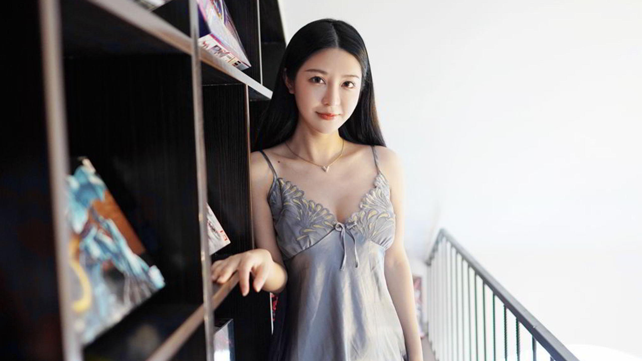 极品少妇吊带睡裙诱惑写真