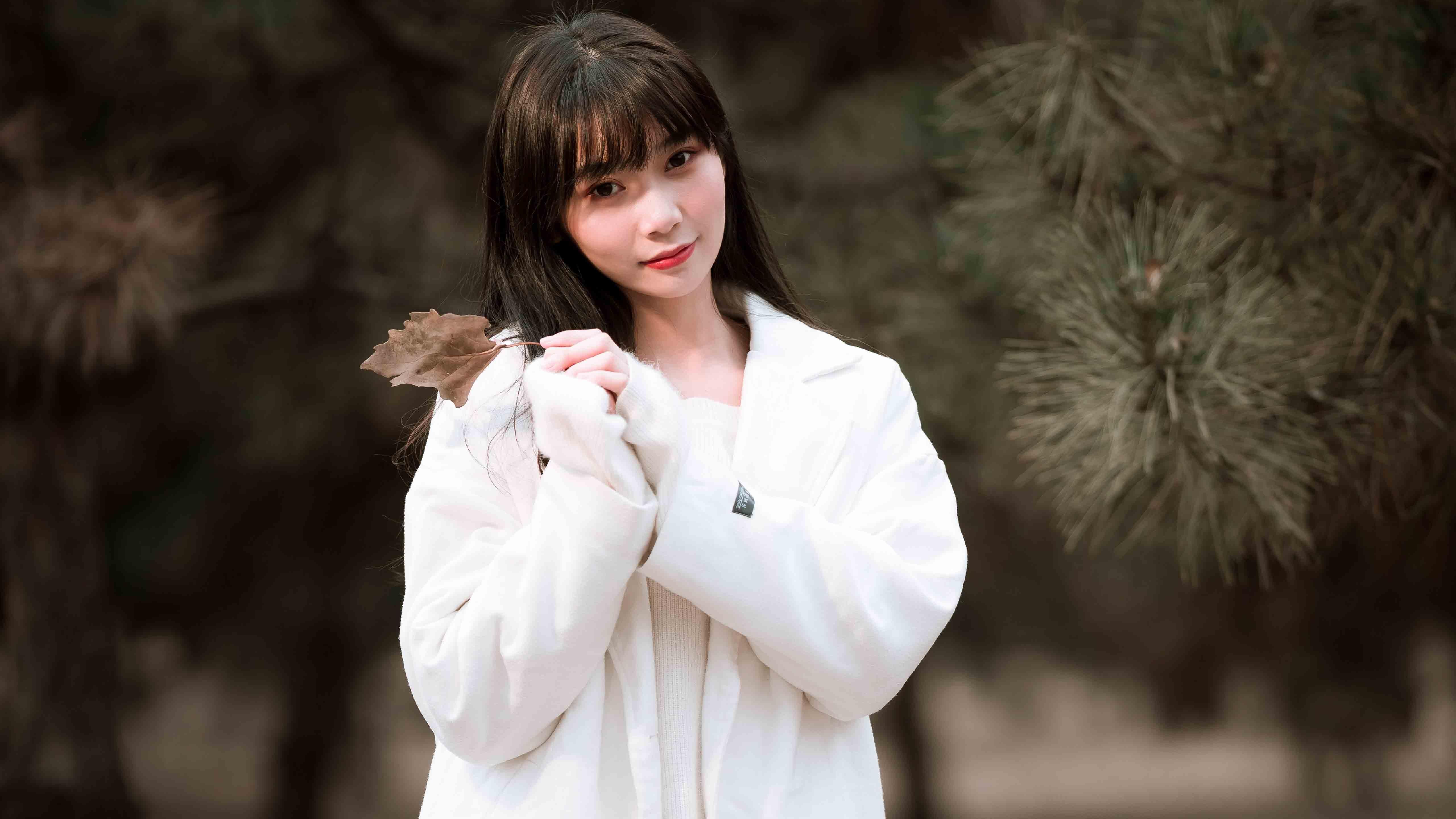 长发美女俏丽迷人写真