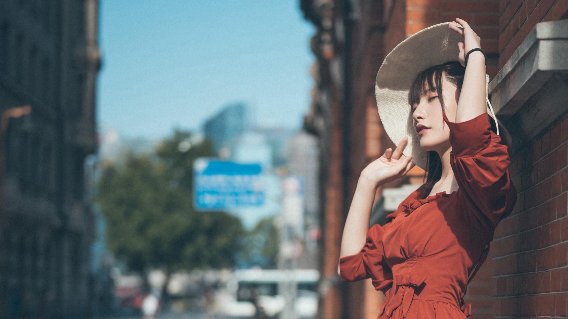 气质美女砖红色连衣裙魅力写真