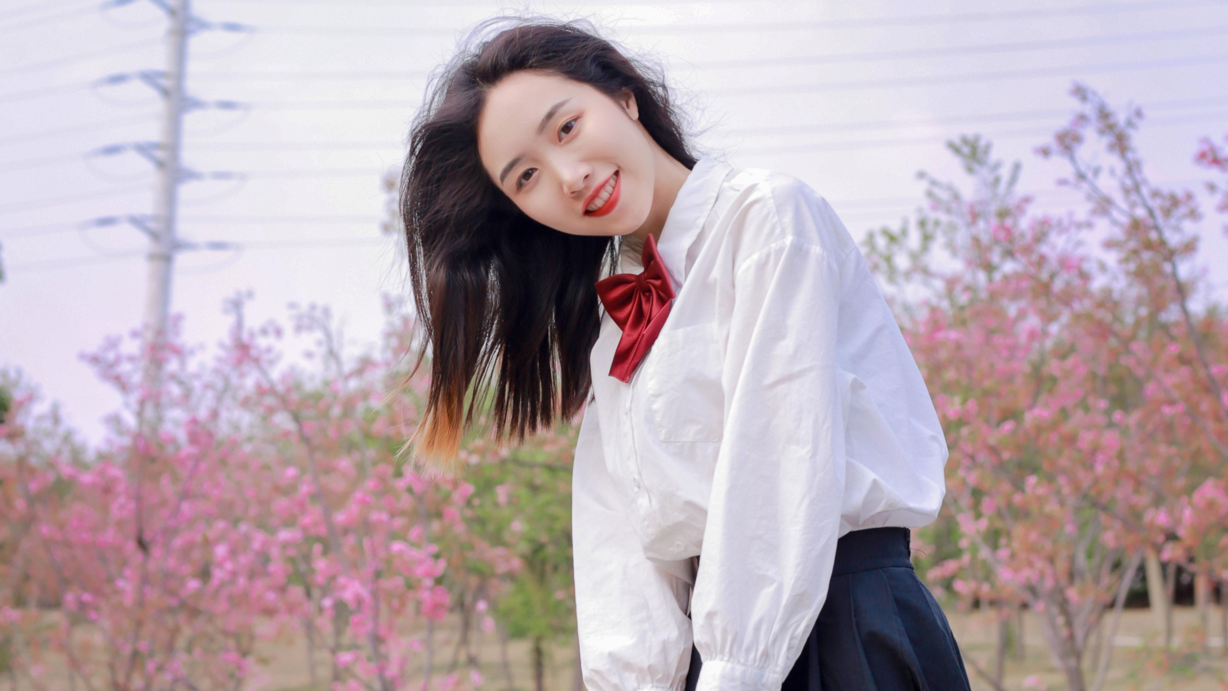 烂漫樱花下的美女