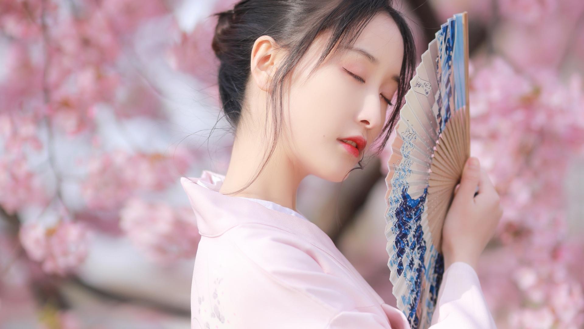 浪漫樱花季下的美女