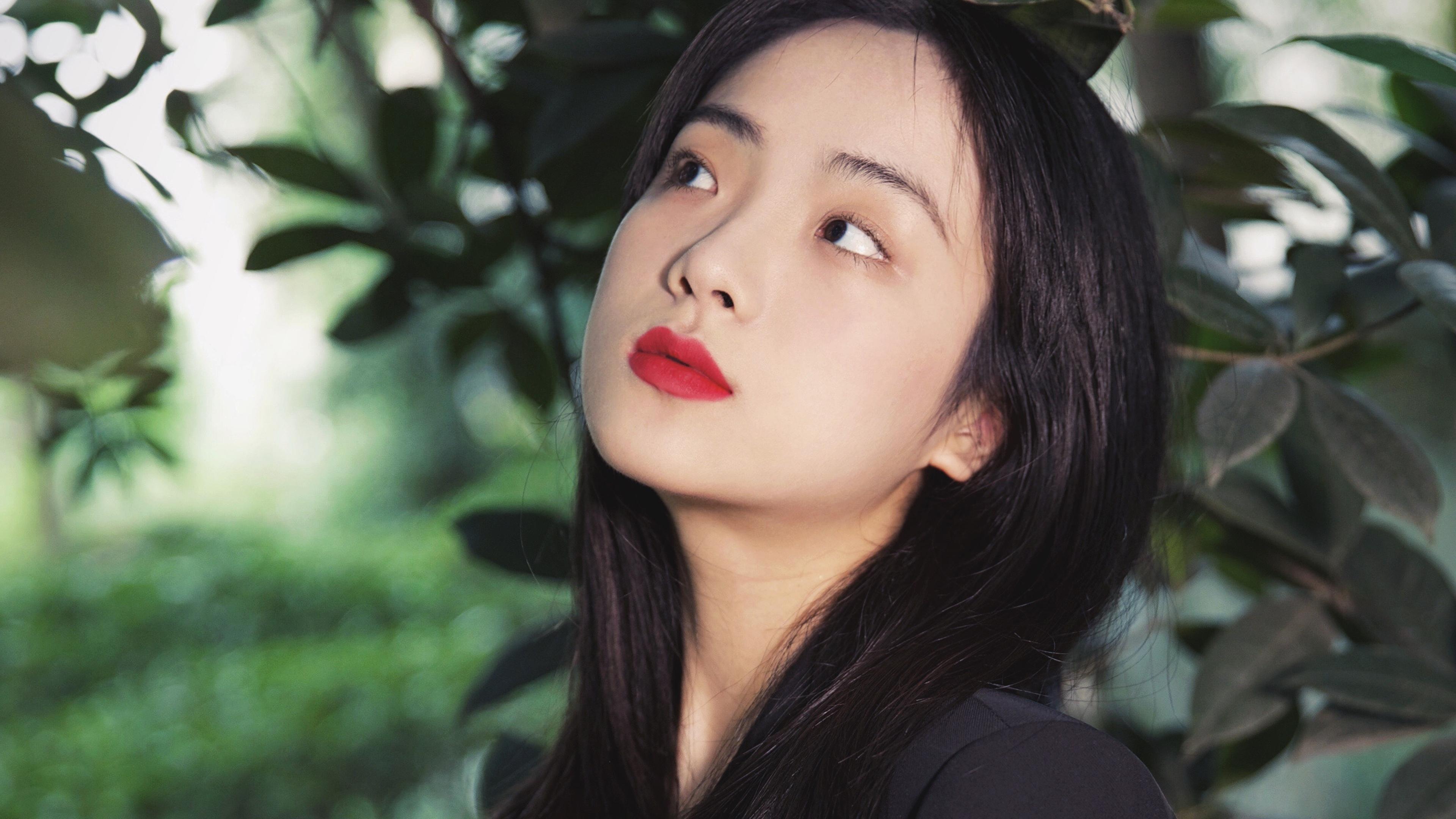 美女胸前手捧鲜花