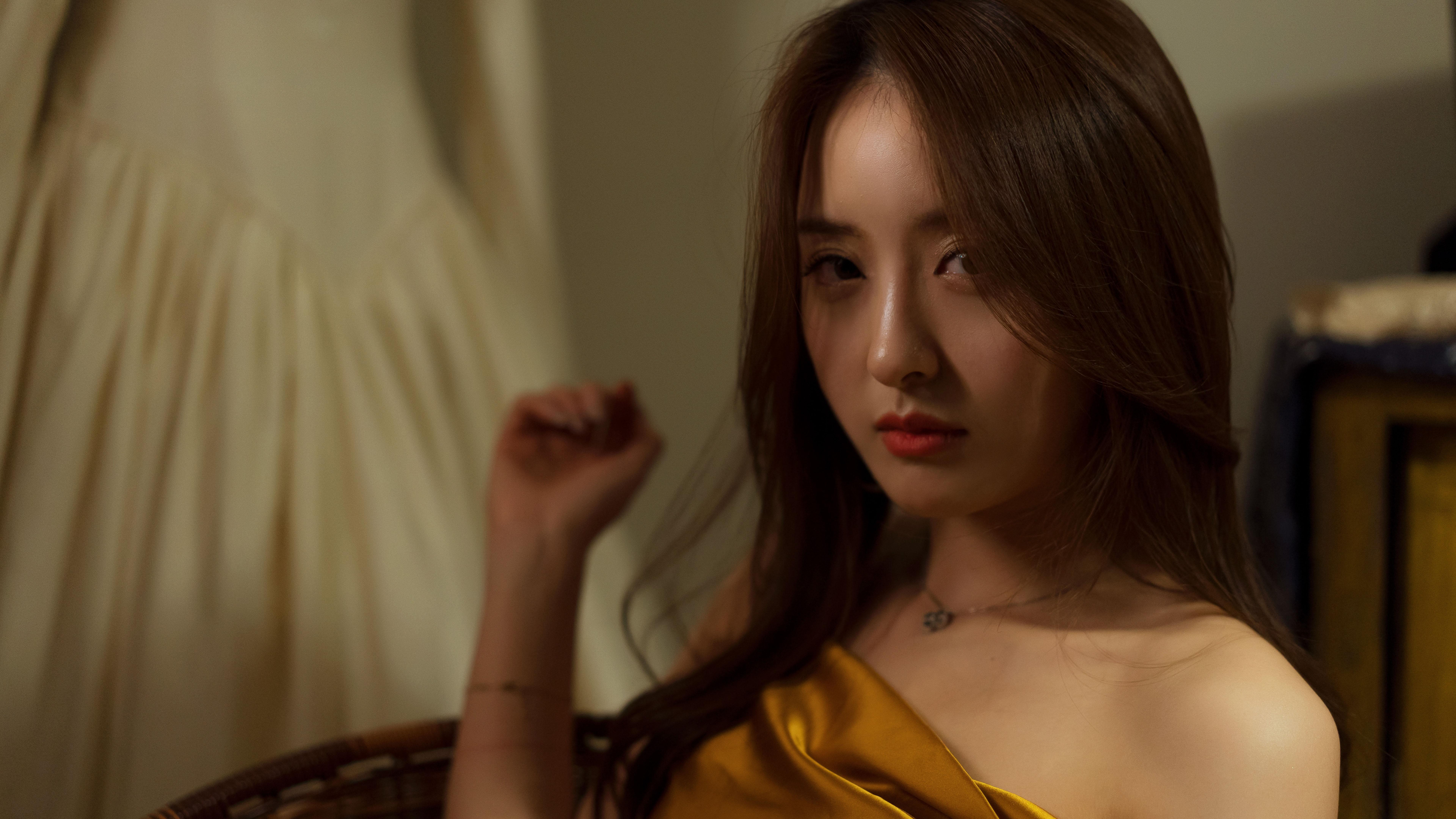楚楚动人的长发美女
