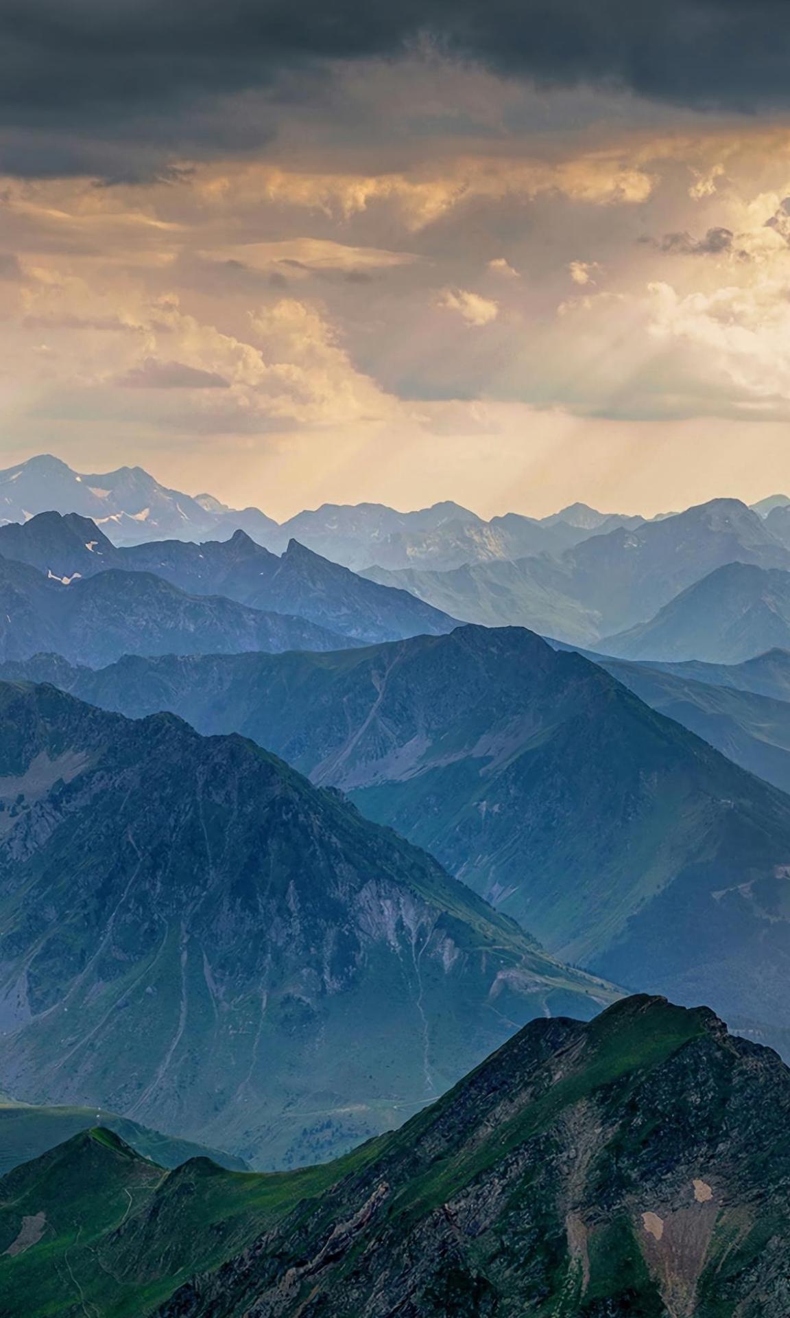 连绵起伏的群山风景