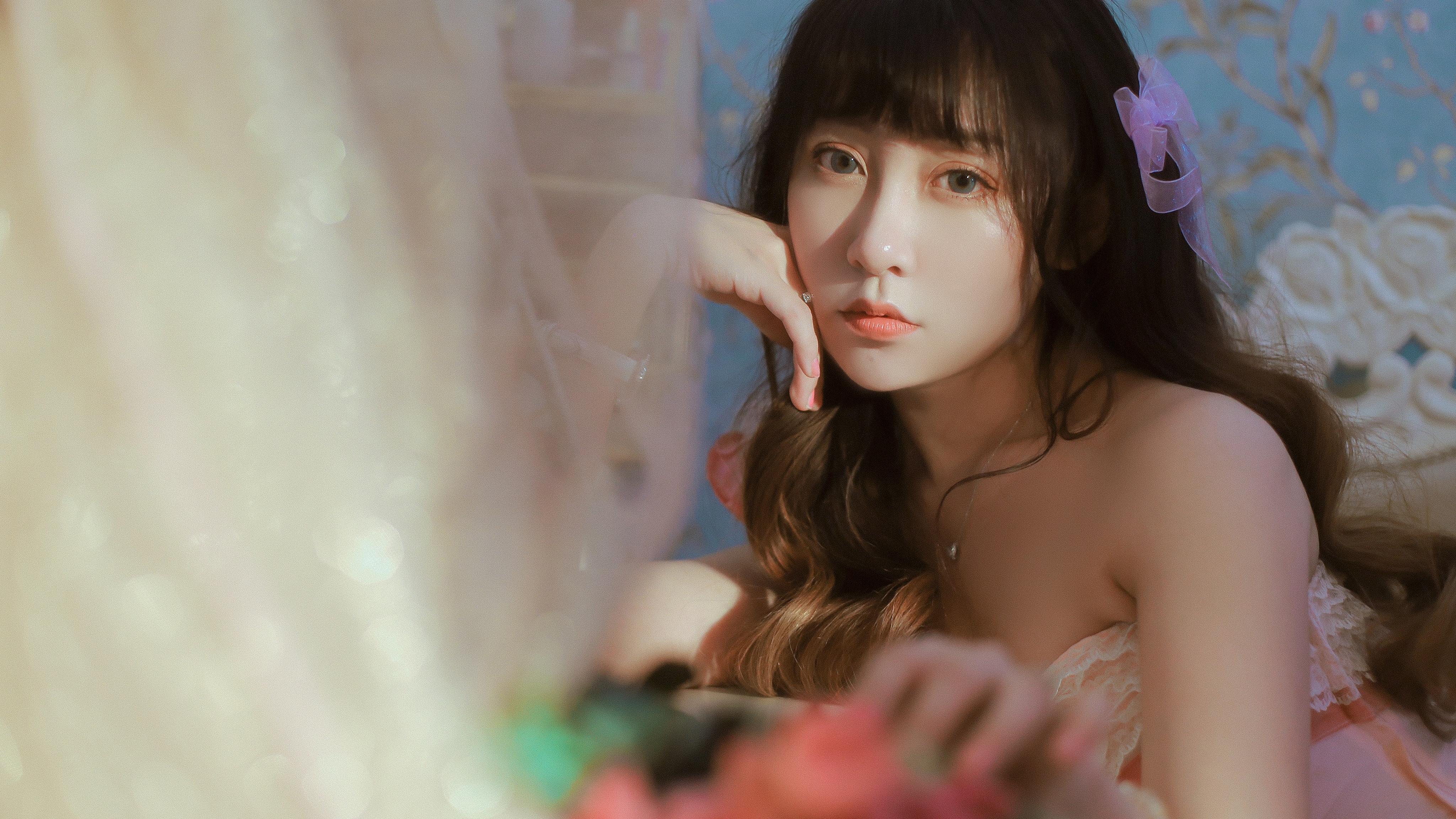 明媚优雅的美女写真照