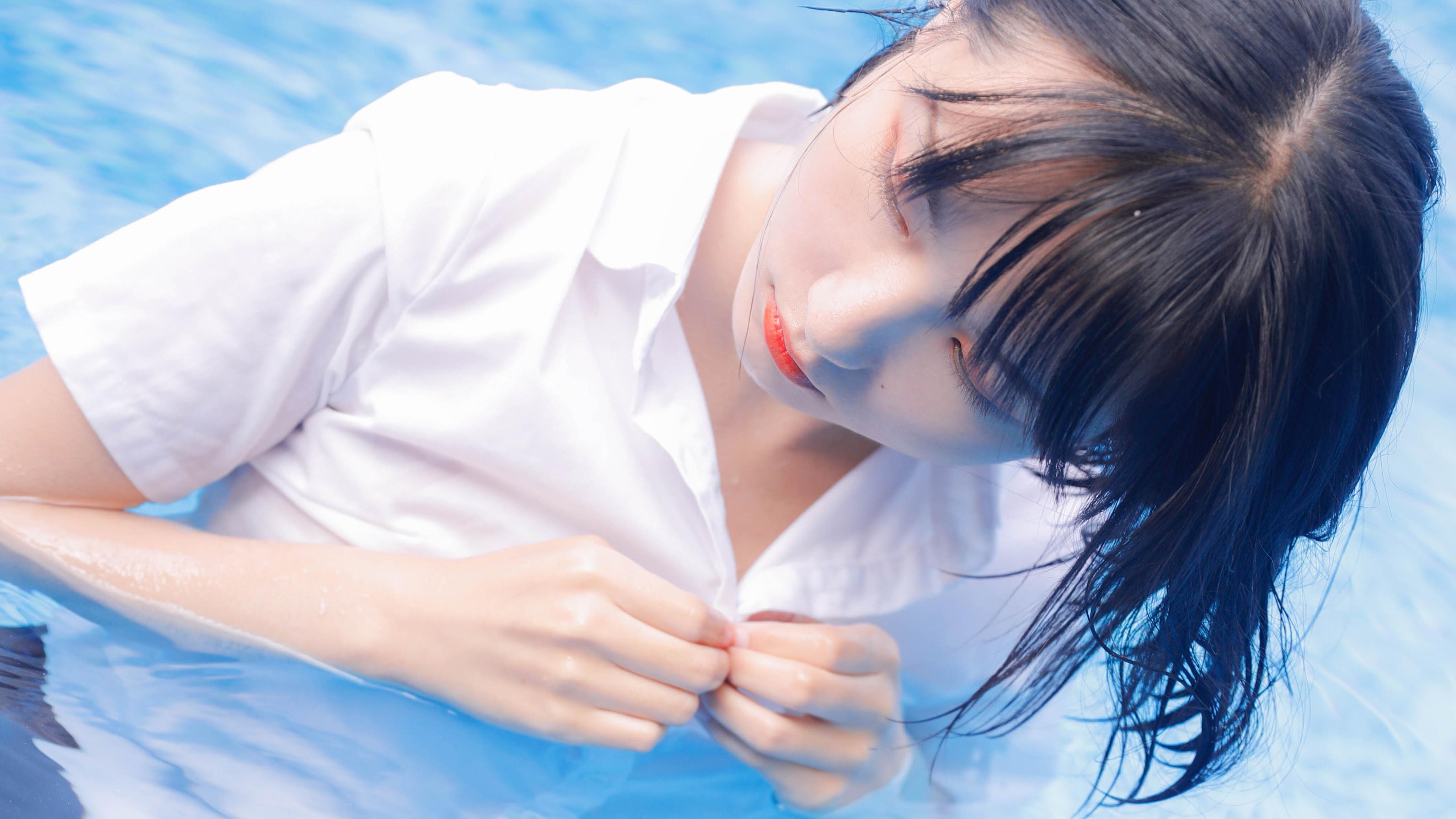 泳池里的清凉美女
