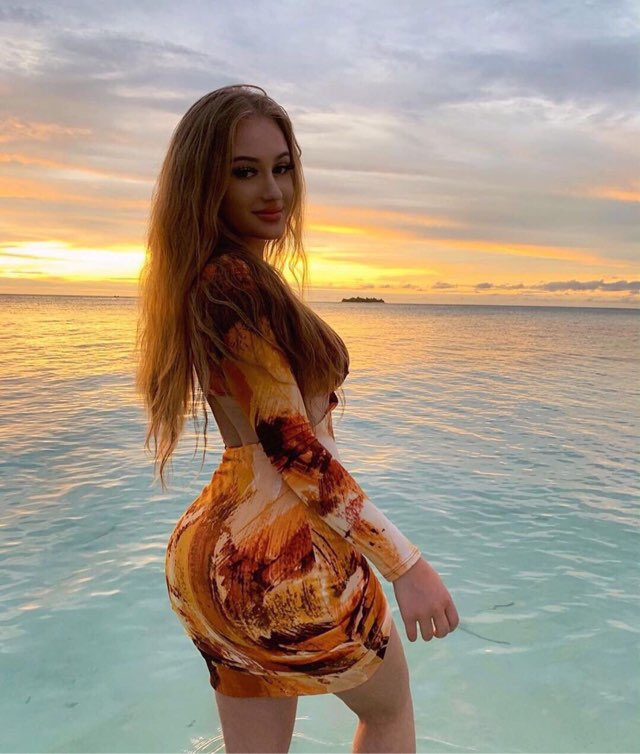 古铜色的皮肤在夕阳下散发迷人光泽