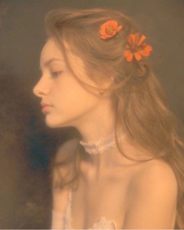 油画中少女的甜美笑容