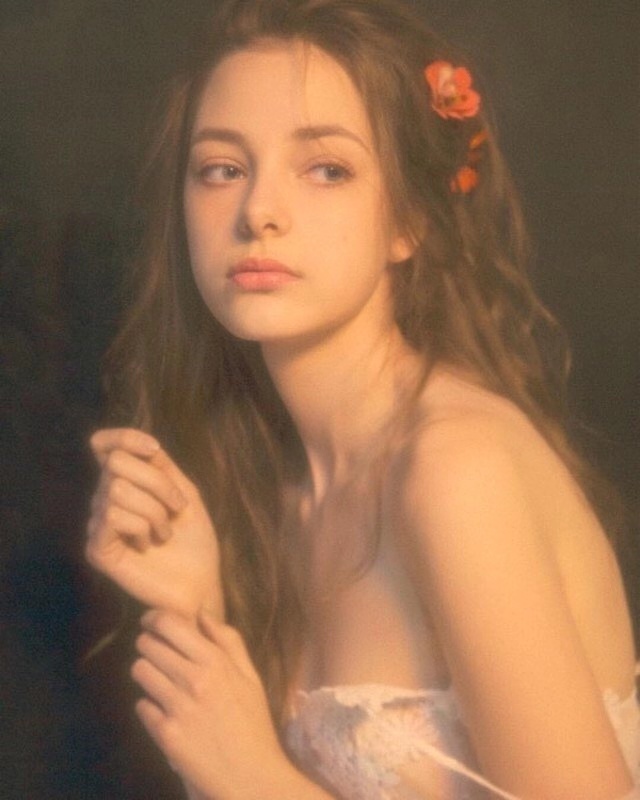油画中少女的甜美笑容