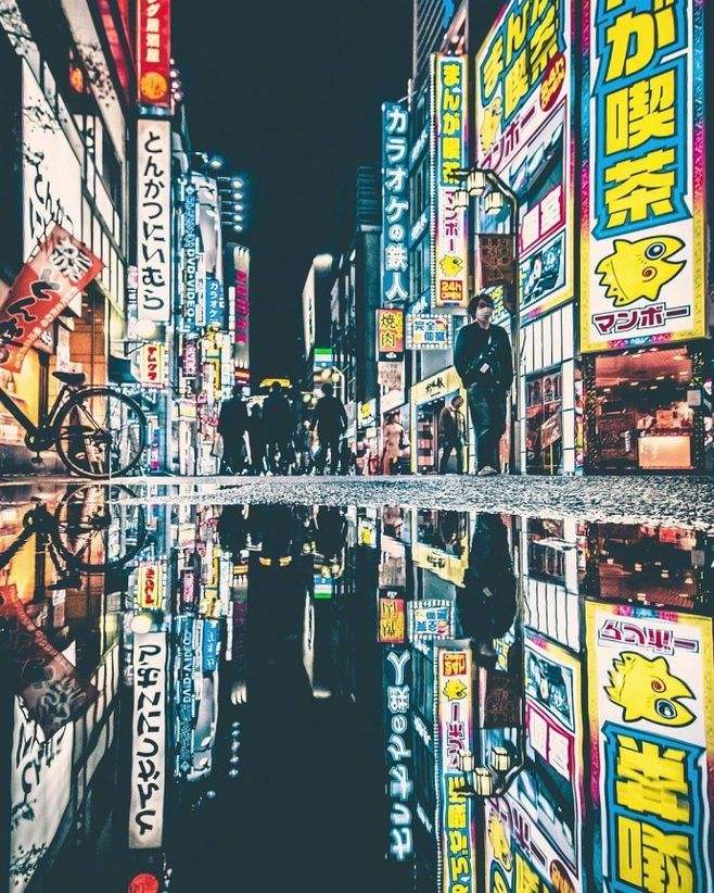 夜晚新宿街头