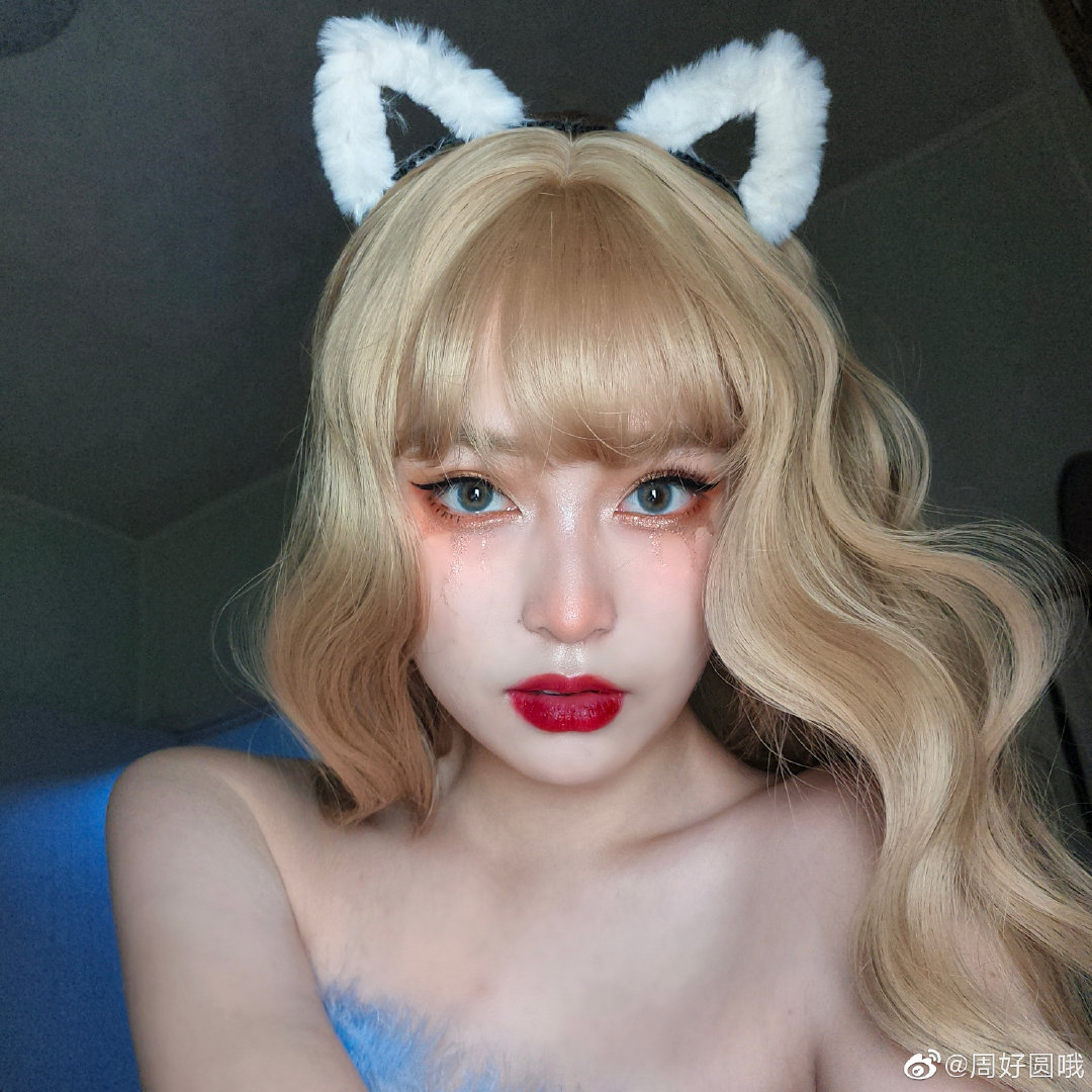 俏皮猫儿少女
