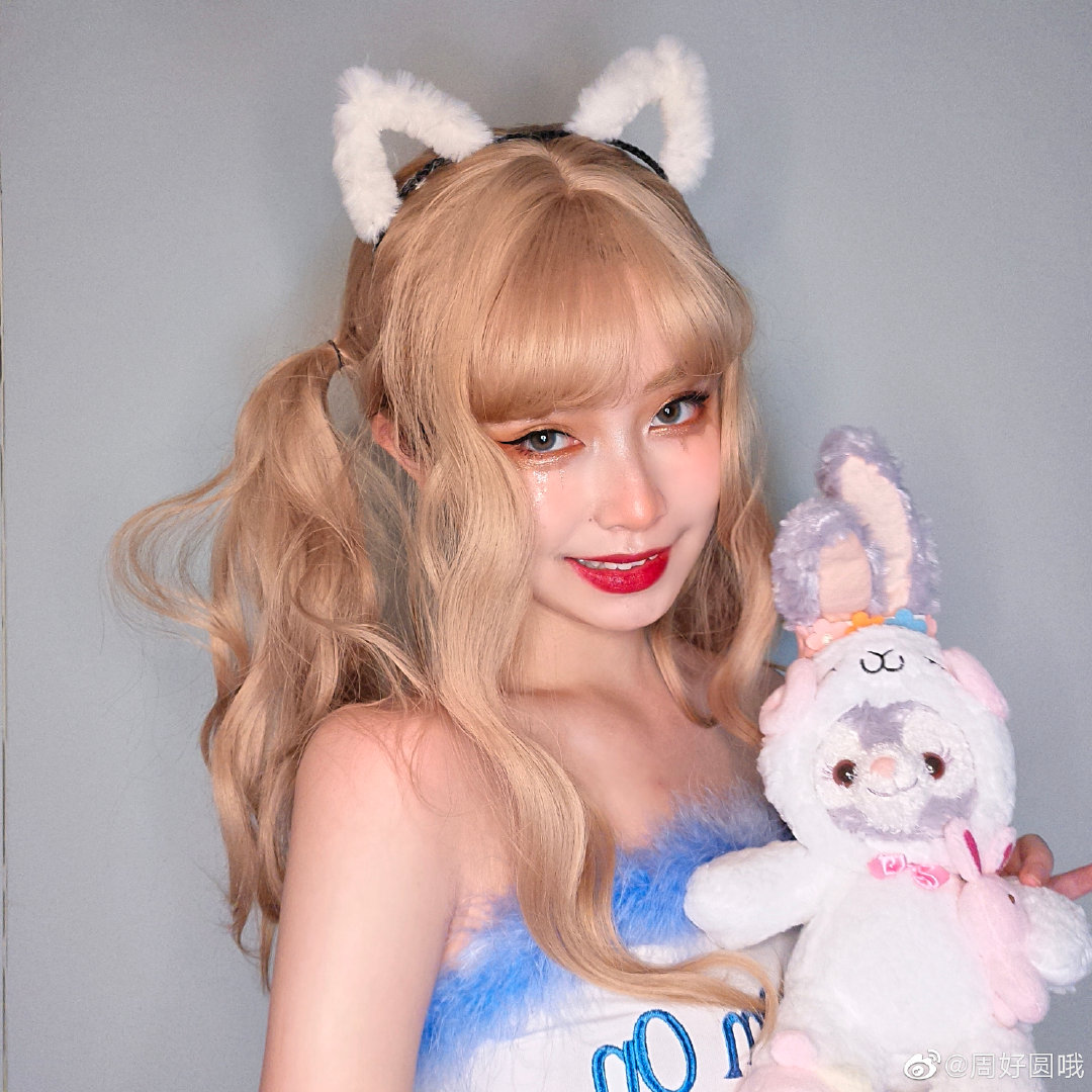 俏皮猫儿少女