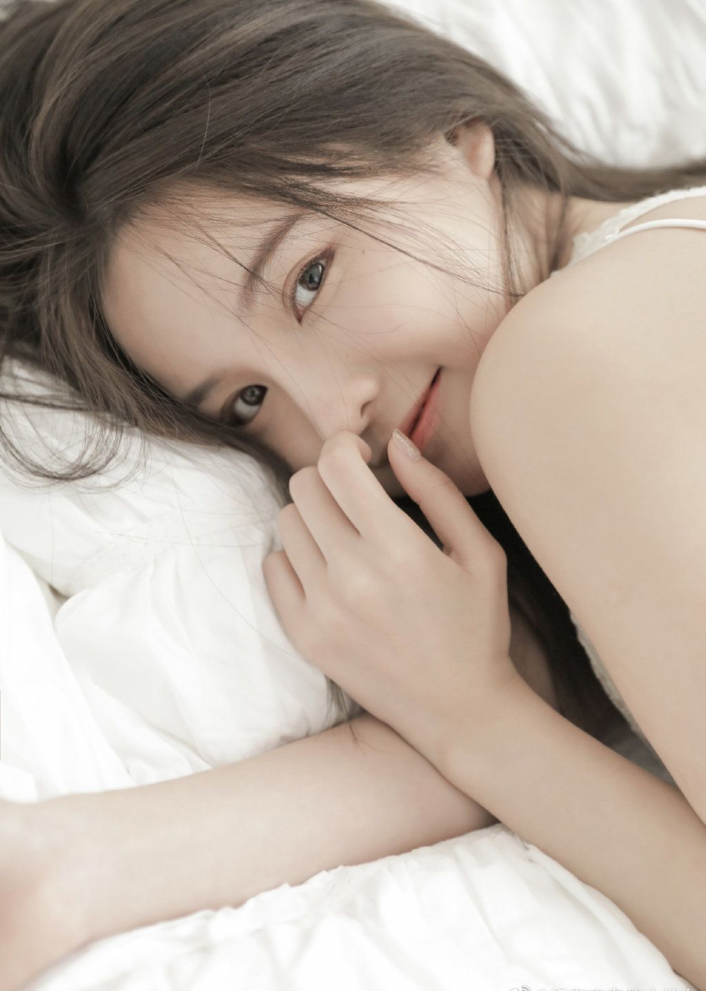 白嫩美女吊带短裤柔美性感写真