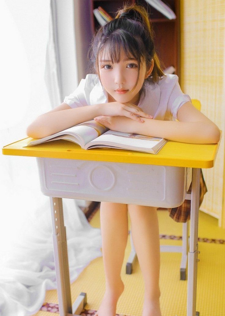 清新甜美清纯美女校花短裙写真