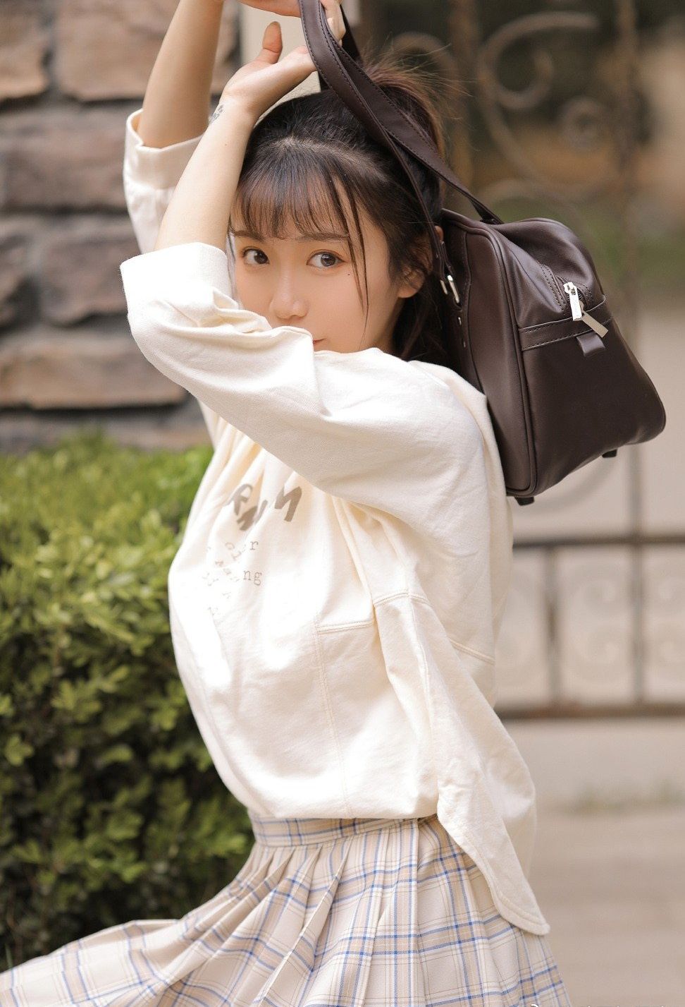 单车马尾清纯美女短裙白丝美腿户外写真