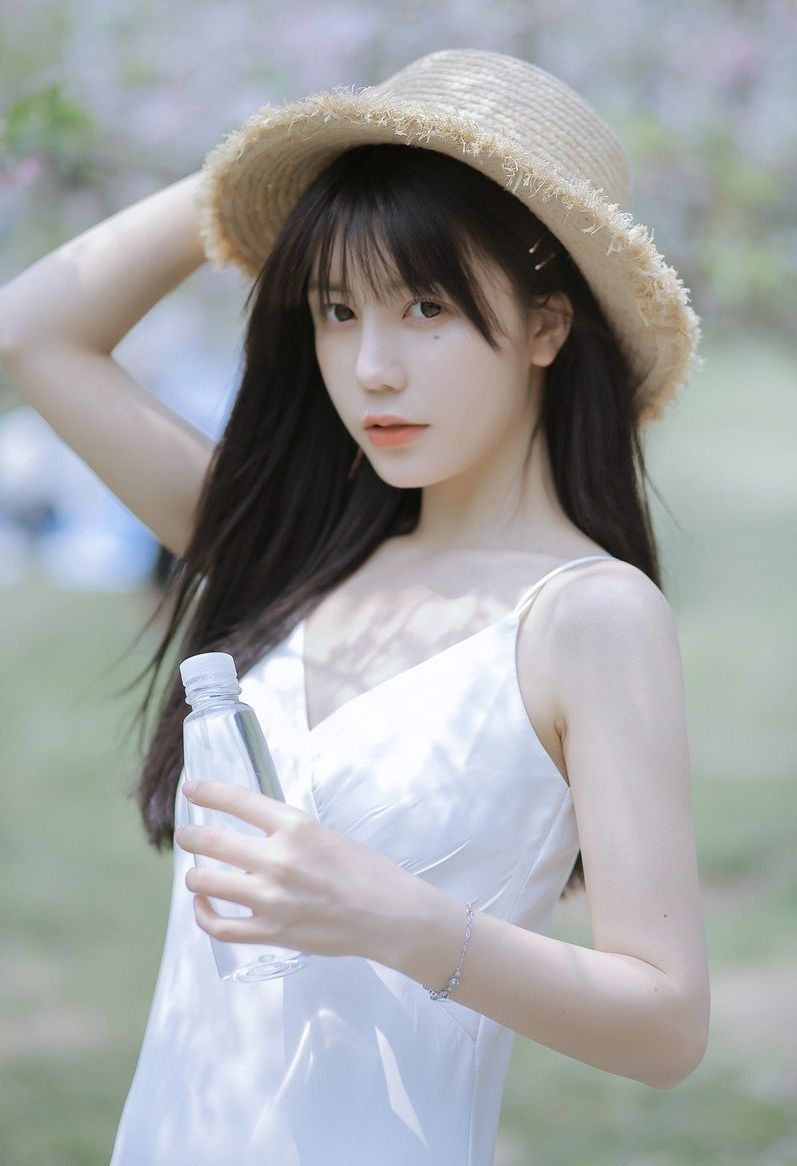 黑长直发清纯美女樱花树下写真