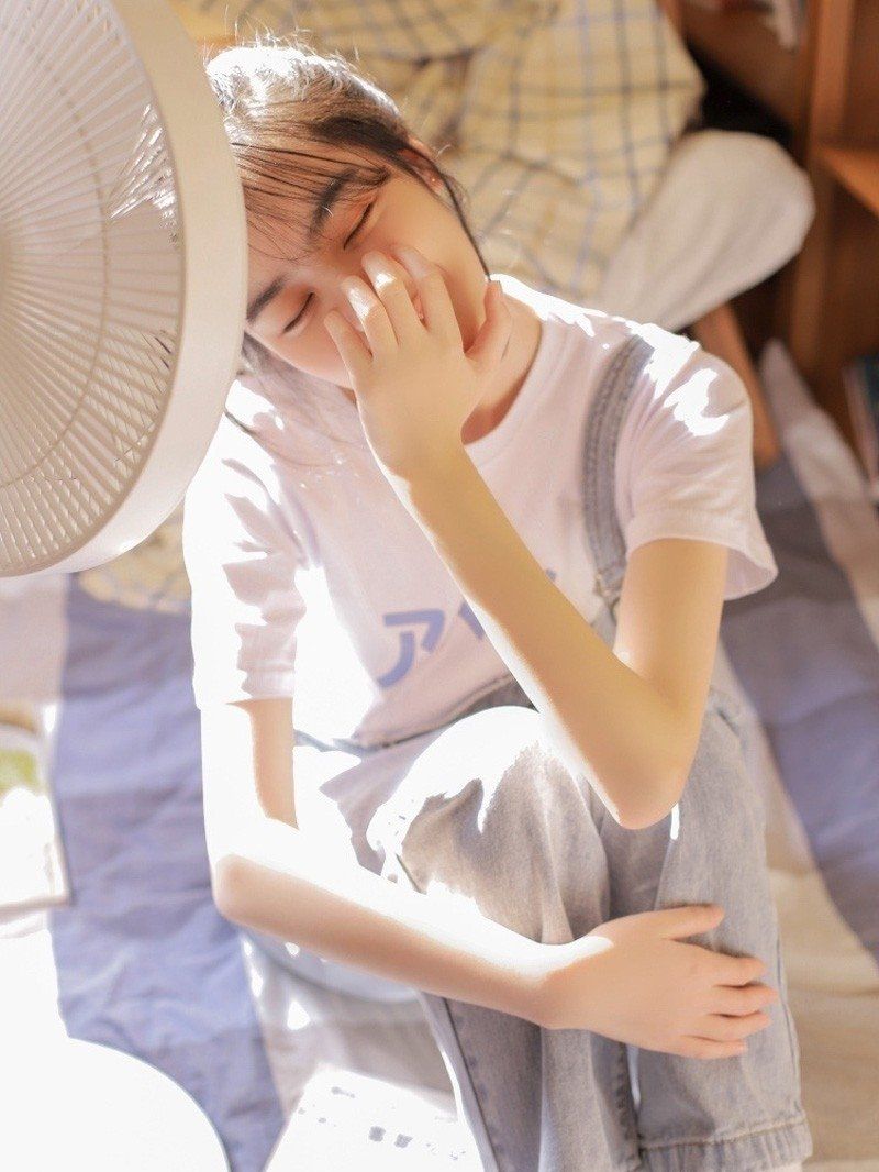 可爱女孩牛仔背带裤光滑牛奶肌气质清新写真