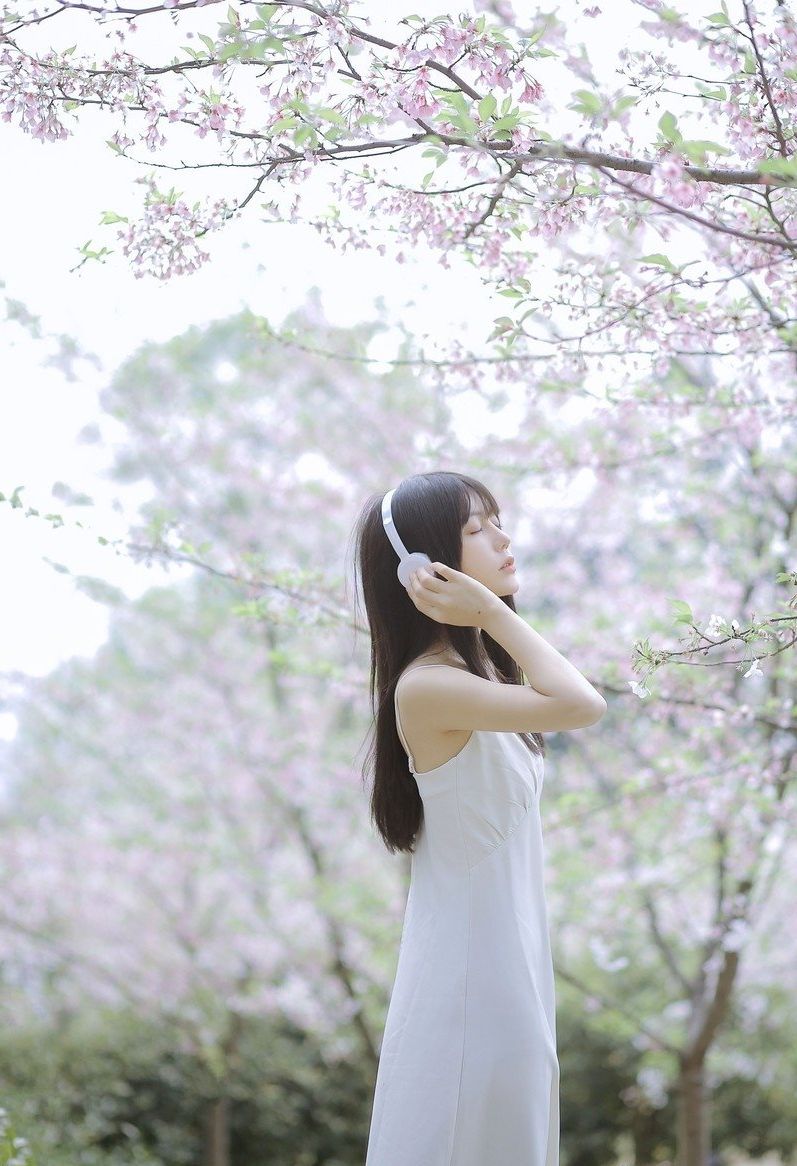 黑长直发清纯美女樱花树下写真