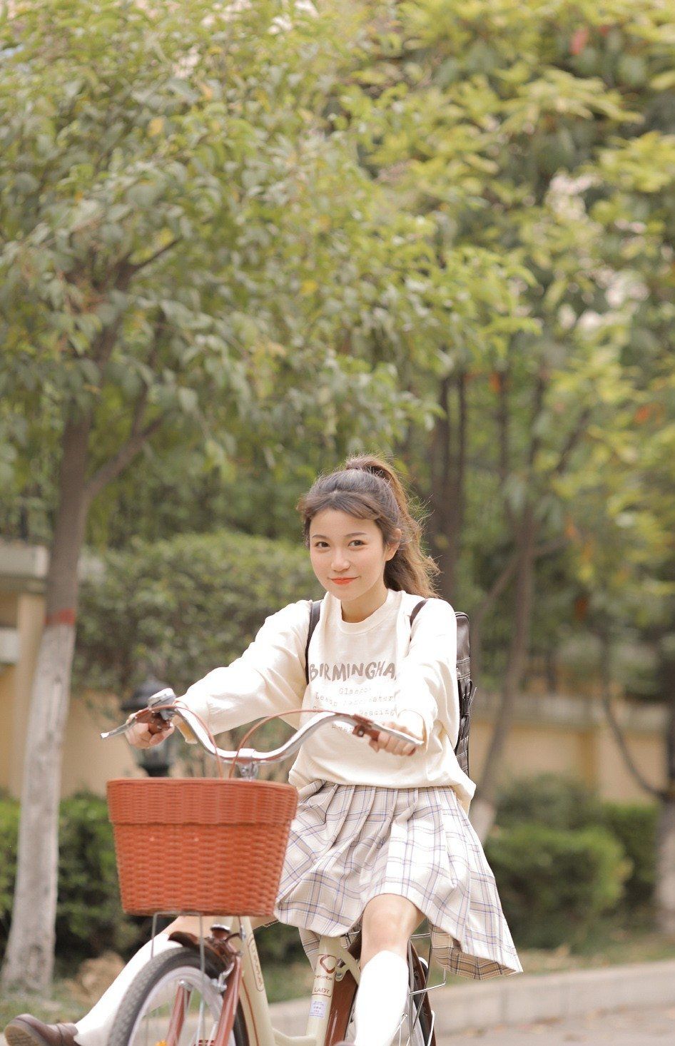单车马尾清纯美女短裙白丝美腿户外写真
