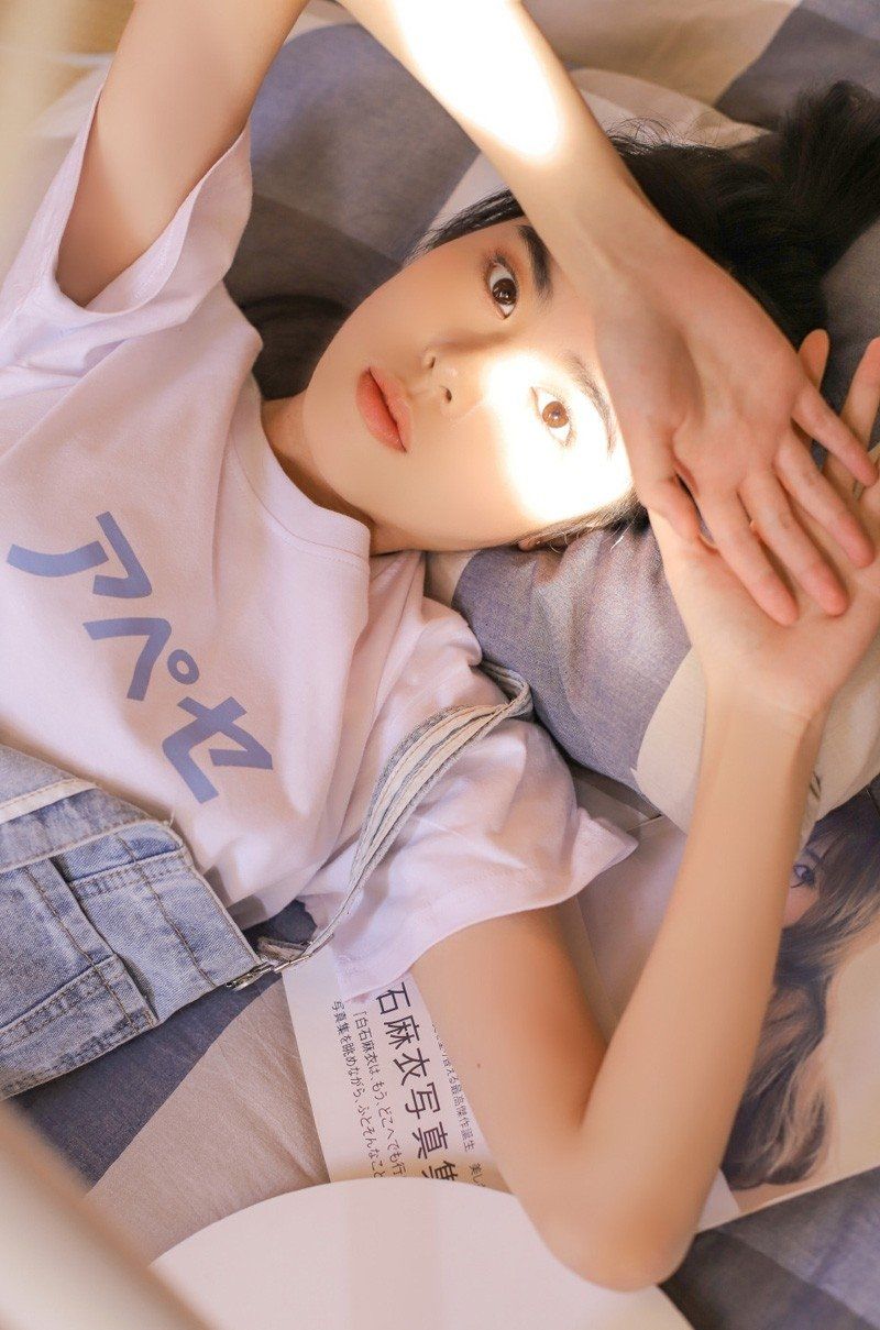 可爱女孩牛仔背带裤光滑牛奶肌气质清新写真