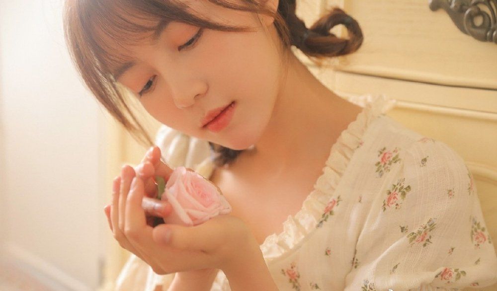 碎花裙美女修长美腿俏皮可爱写真