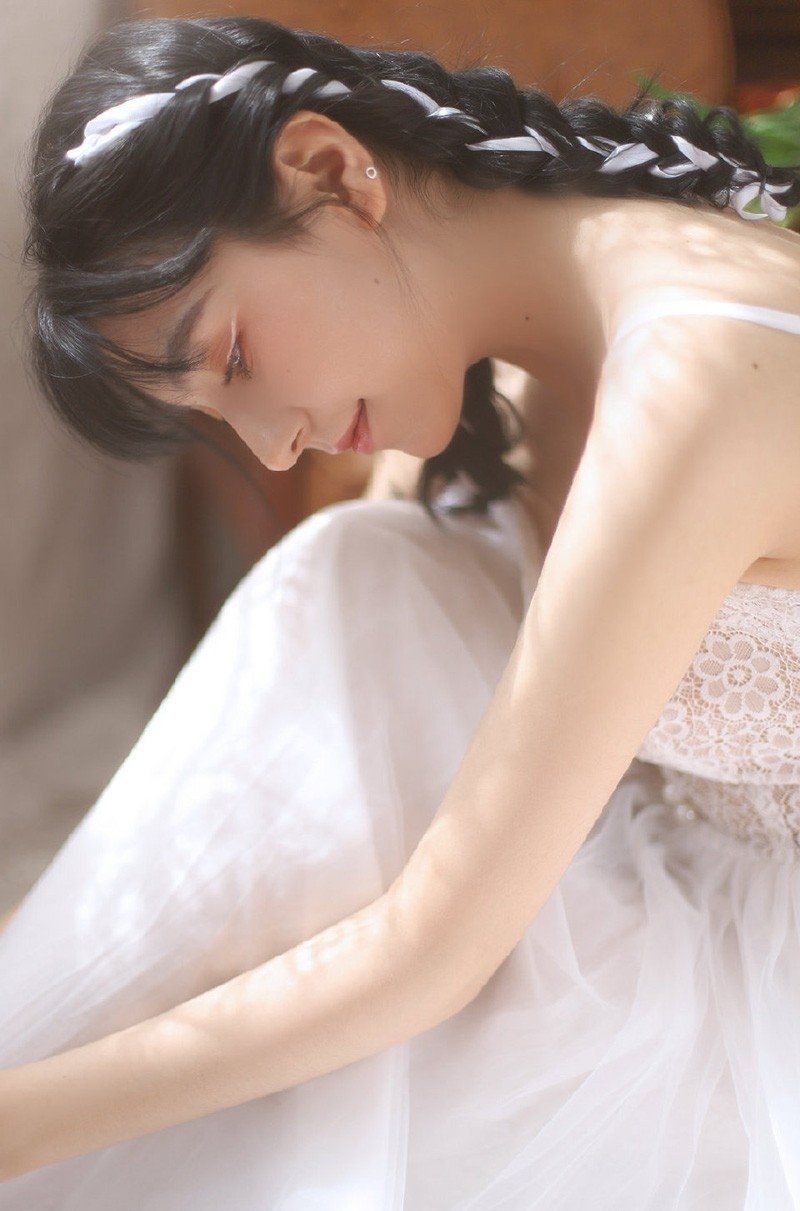 异域风情美少女花辫白色蕾丝吊带裙清纯私房写真