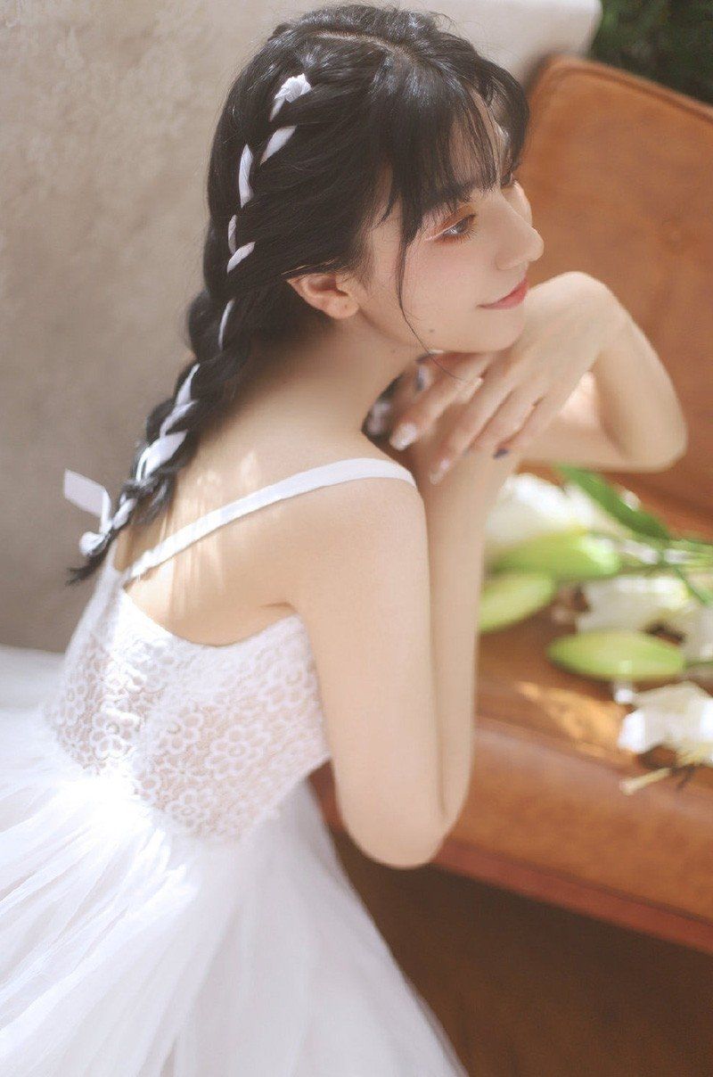 异域风情美少女花辫白色蕾丝吊带裙清纯私房写真