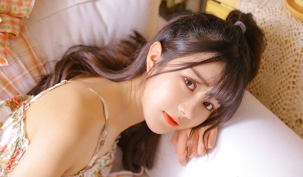 清纯养眼的邻家妹妹身穿花裙可爱写真图片