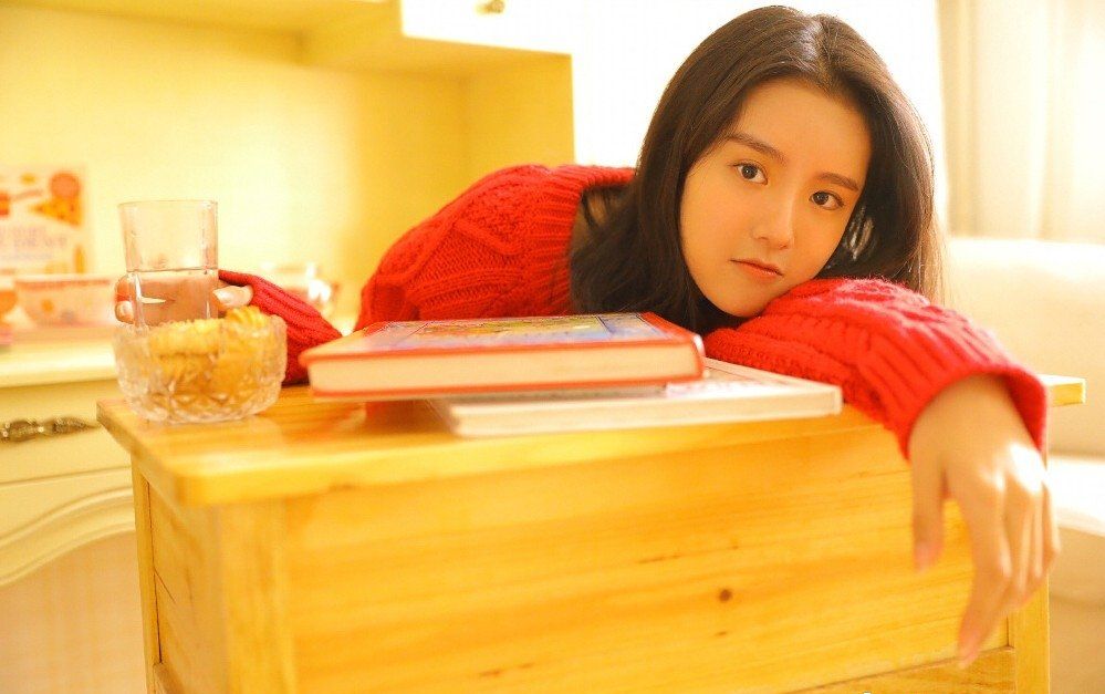 校园教室美女校花红色毛衣可爱唯美清纯氧气写真