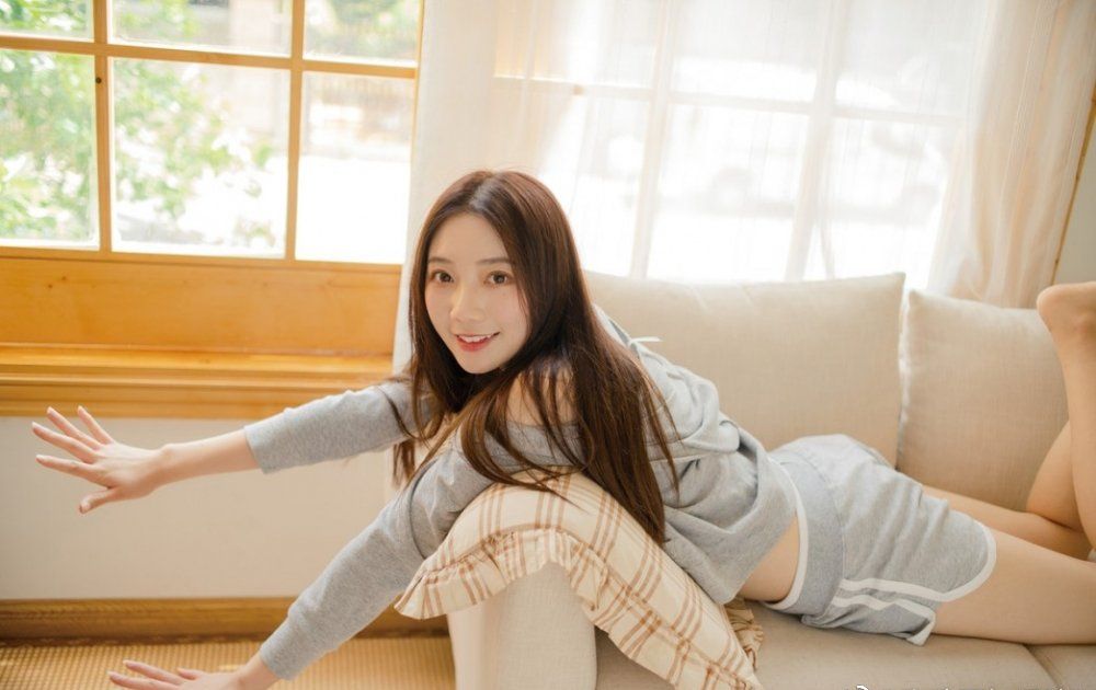 黑直长发萌白可爱乖巧美女艺术写真照片