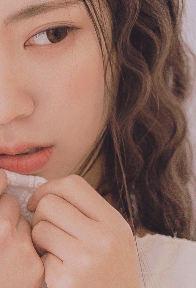 柳枝细腰气质十足的可爱美女迷人户外写真