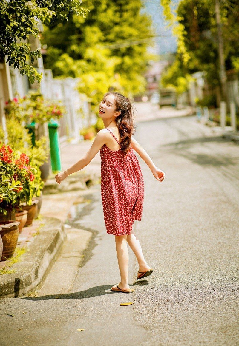 明眸皓齿的邻家女孩碎花连衣裙皮肤白皙户外写真