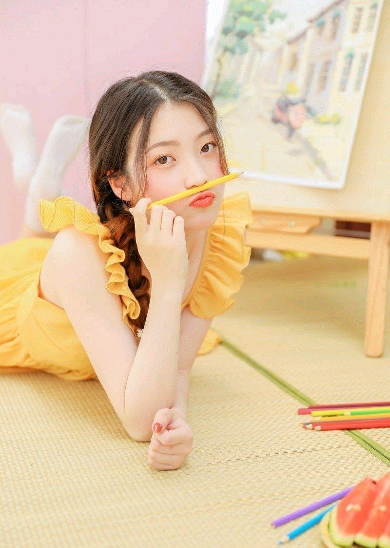 可爱马尾辫黄色长裙的清纯校花女神艺术写真