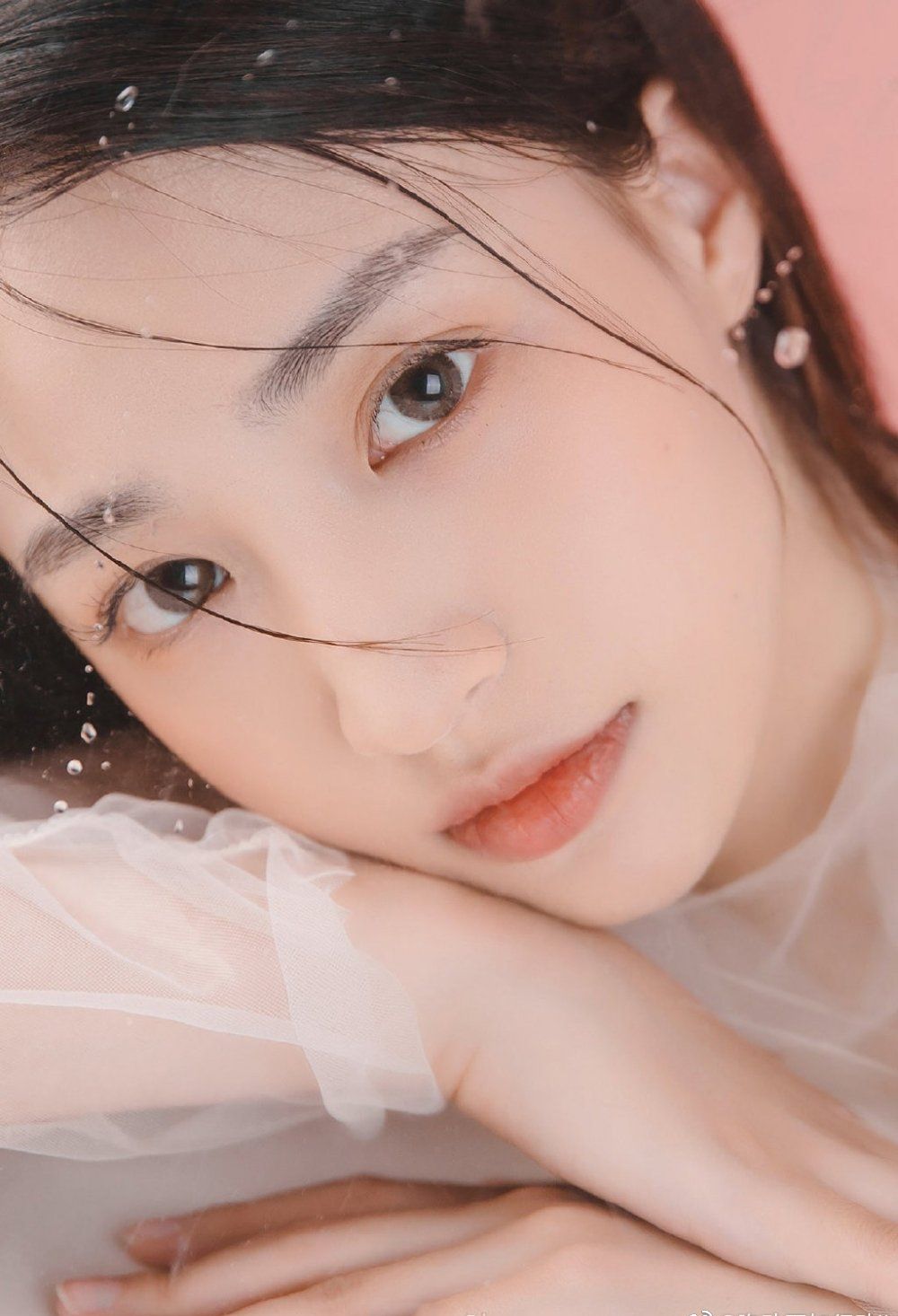 黑长直发可爱清纯美女光滑牛奶肌室内写真