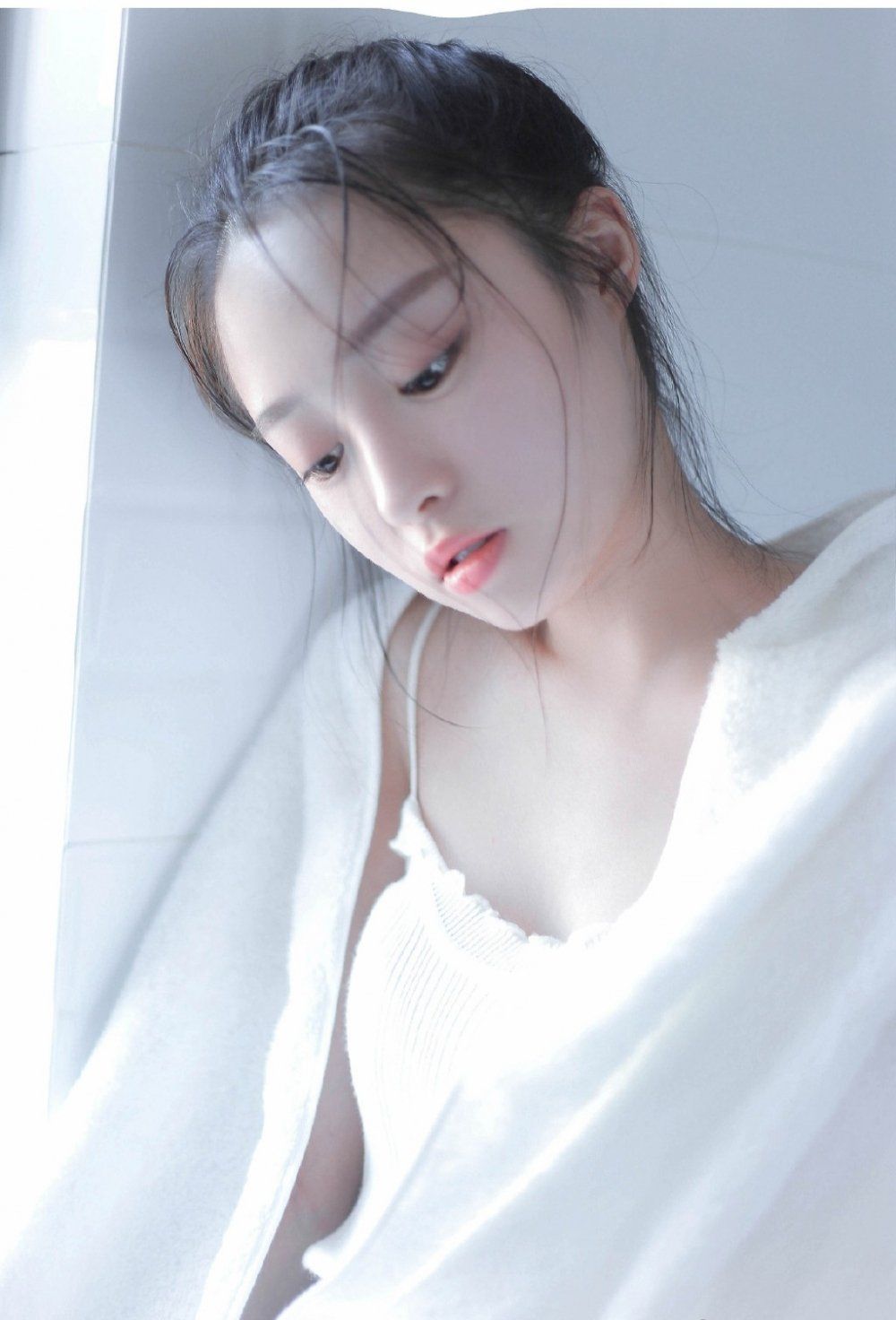 白色浴巾性感可爱美女浴室湿身戏水香肩美腿写真