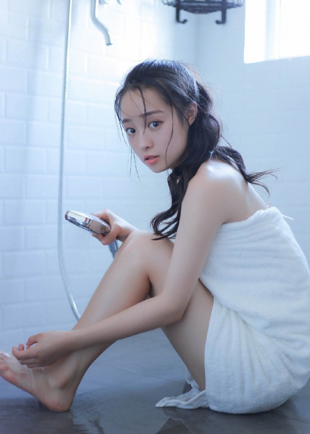 白色浴巾性感可爱美女浴室湿身戏水香肩美腿写真