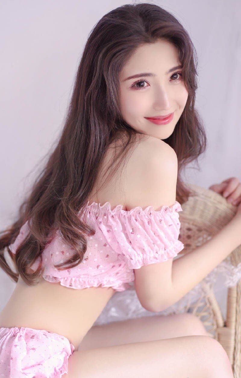双眼会放电的粉嫩美女小蛮腰大长腿好身材写真 ​​​​