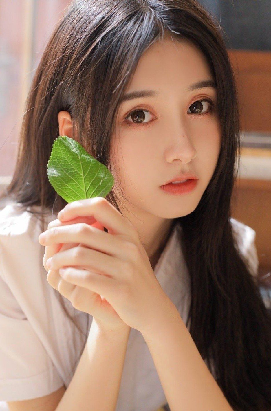 大眼睛小嘴巴美女校花白丝美腿室内写真