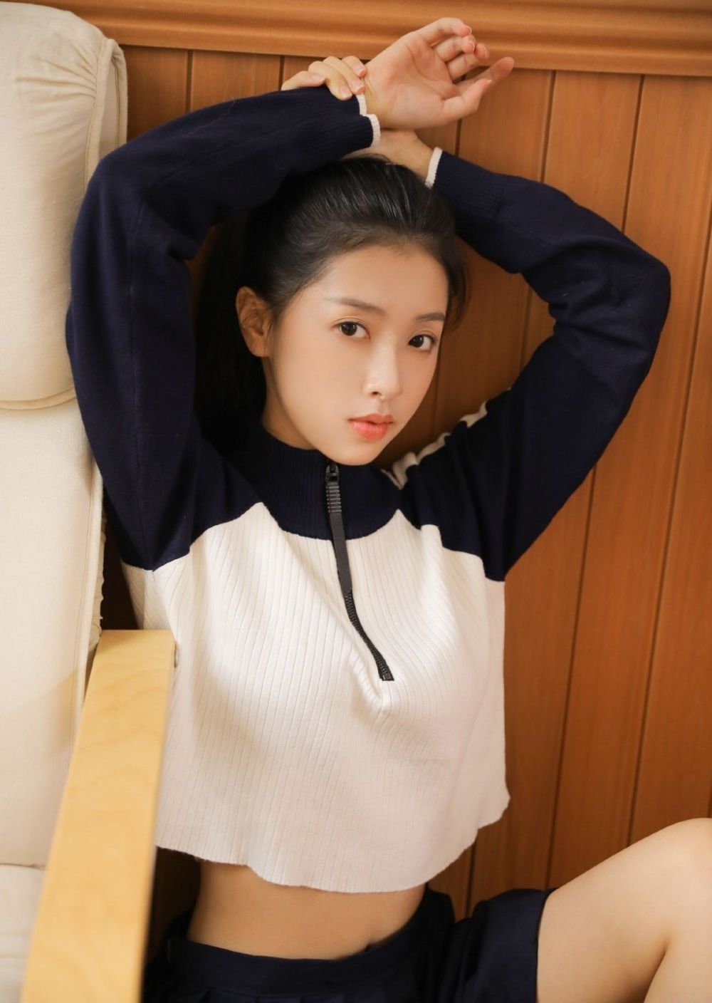邻家女孩清爽马尾辫休闲运动服细腰长腿室内写真