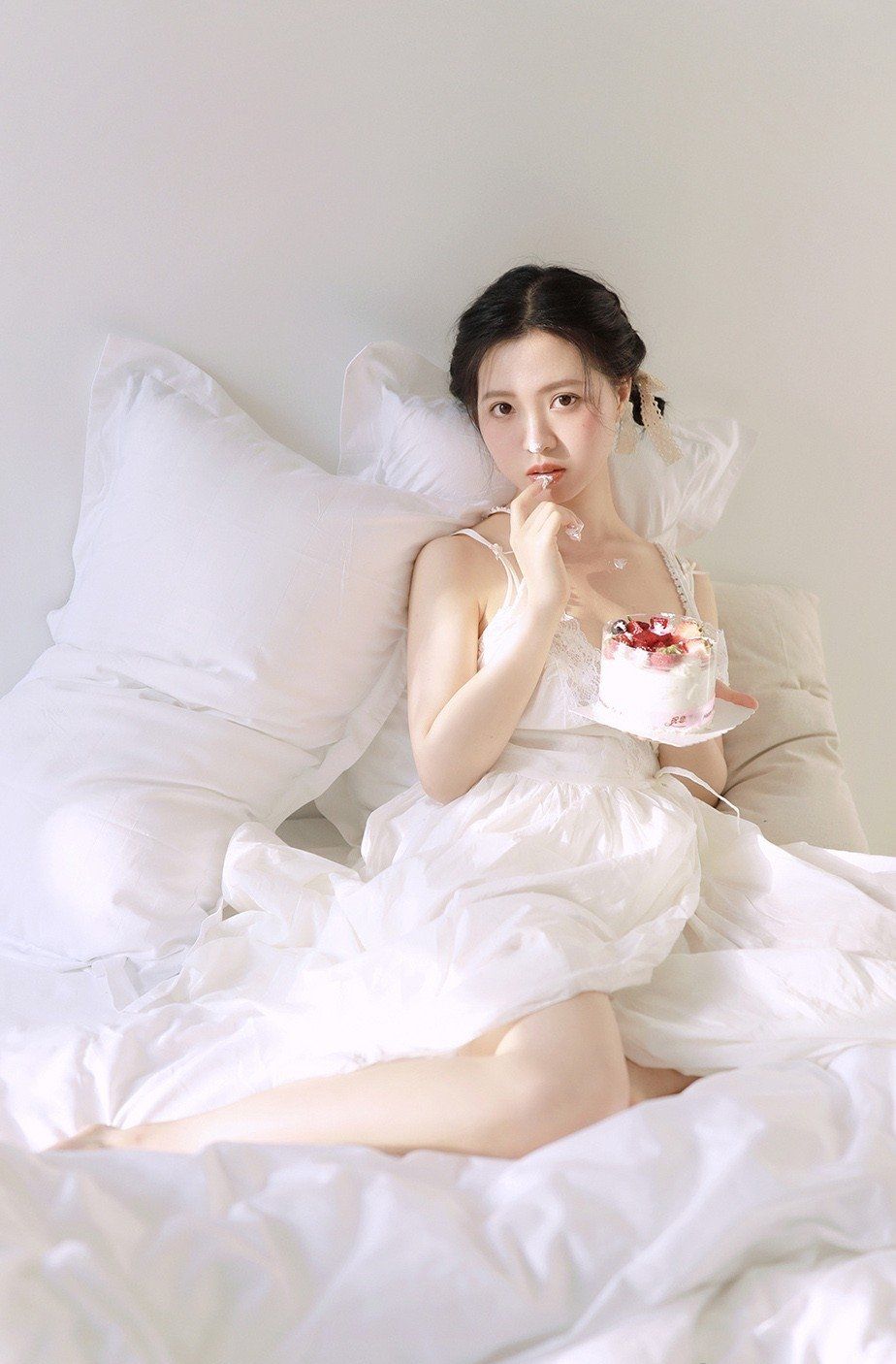校花美女清纯唯美蕾丝白裙皮肤白皙艺术私房写真