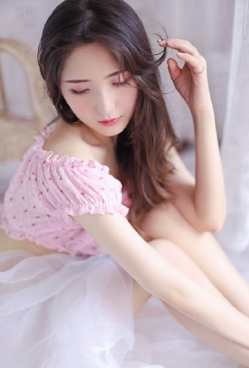 双眼会放电的粉嫩美女小蛮腰大长腿好身材写真 ​​​​