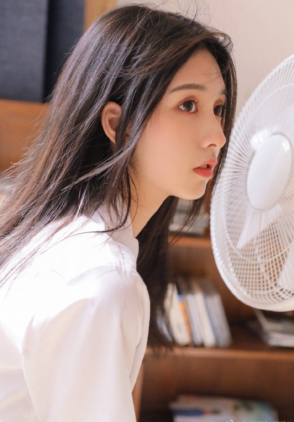 大眼睛小嘴巴美女校花白丝美腿室内写真