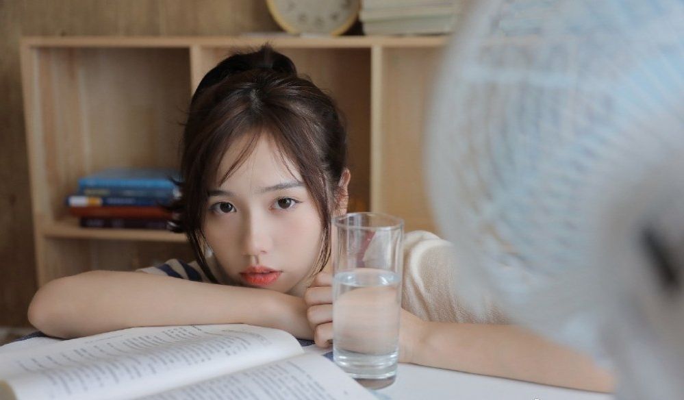 俏皮可爱校花美女性感吸睛锁骨私房写真
