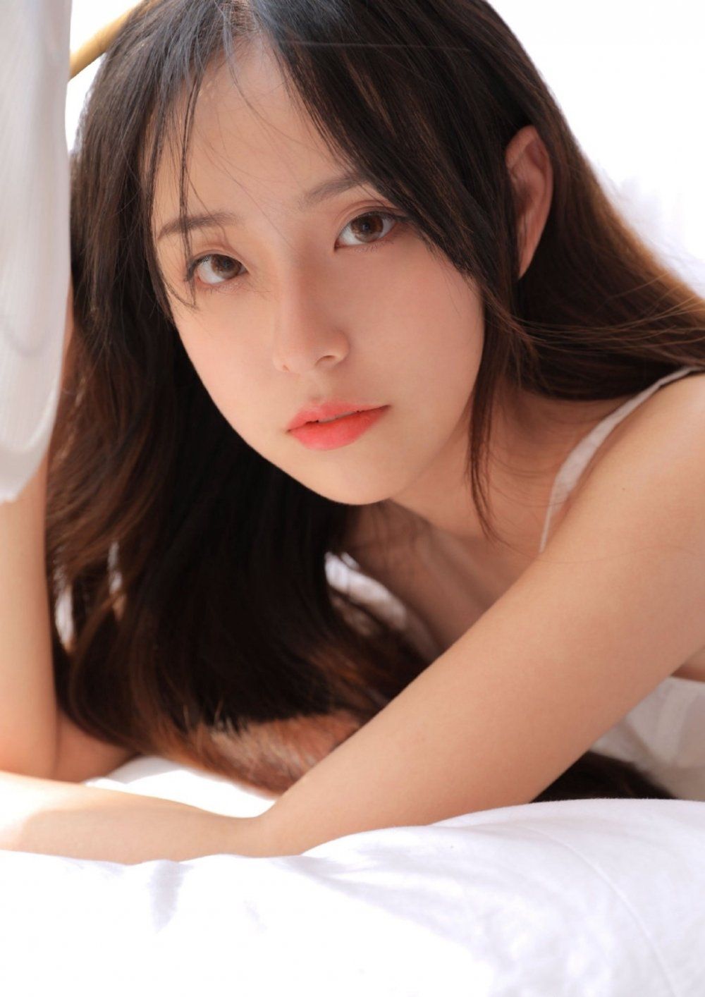 90后大眼校花女神可爱美女鹅蛋脸性感睡衣私房写真
