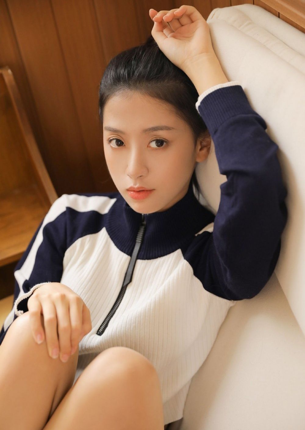 邻家女孩清爽马尾辫休闲运动服细腰长腿室内写真