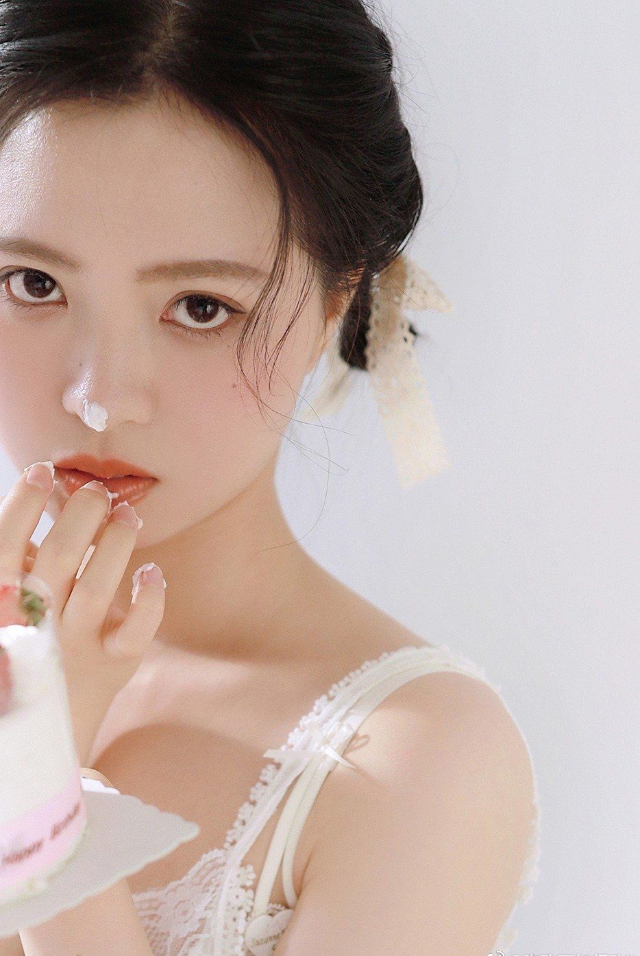 校花美女清纯唯美蕾丝白裙皮肤白皙艺术私房写真
